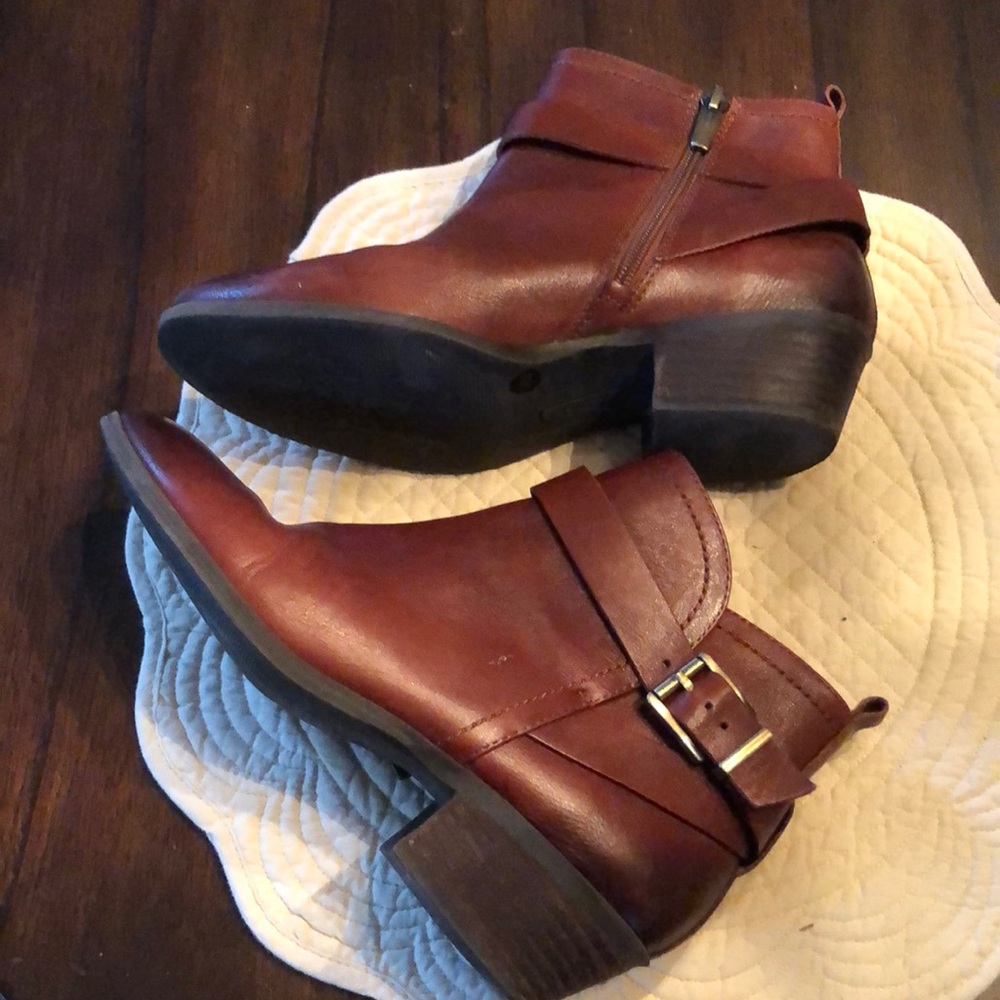 🥾Vince Camuto Belt & buckle wrapped classic low stacked heel ankle boots